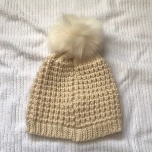NWOT Kyi Kyi Faux Fur Pompom Classic Beanie